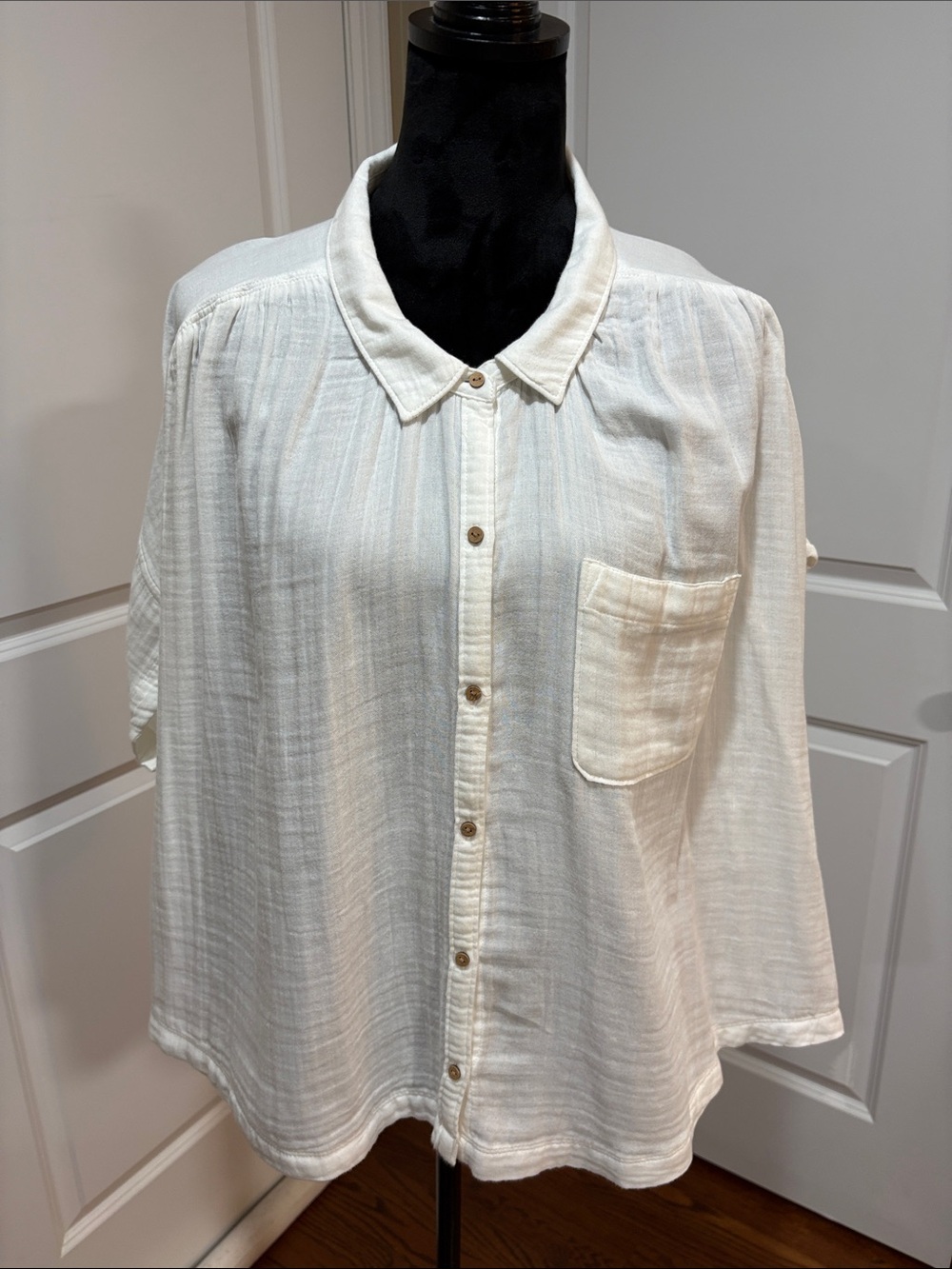 Old Navy Ivory Button-Front Pocket Blouse - Picture 2 of 9